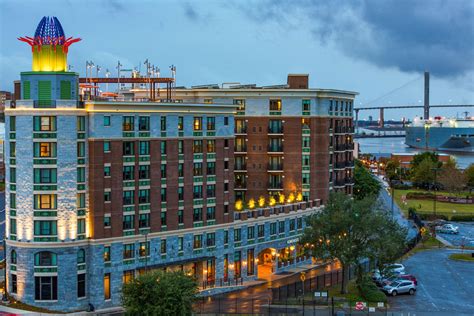 savannah hotels historic district riverfront.